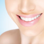 黄ばんだ歯を効率的良く改善する２つのホワイトニング方法
